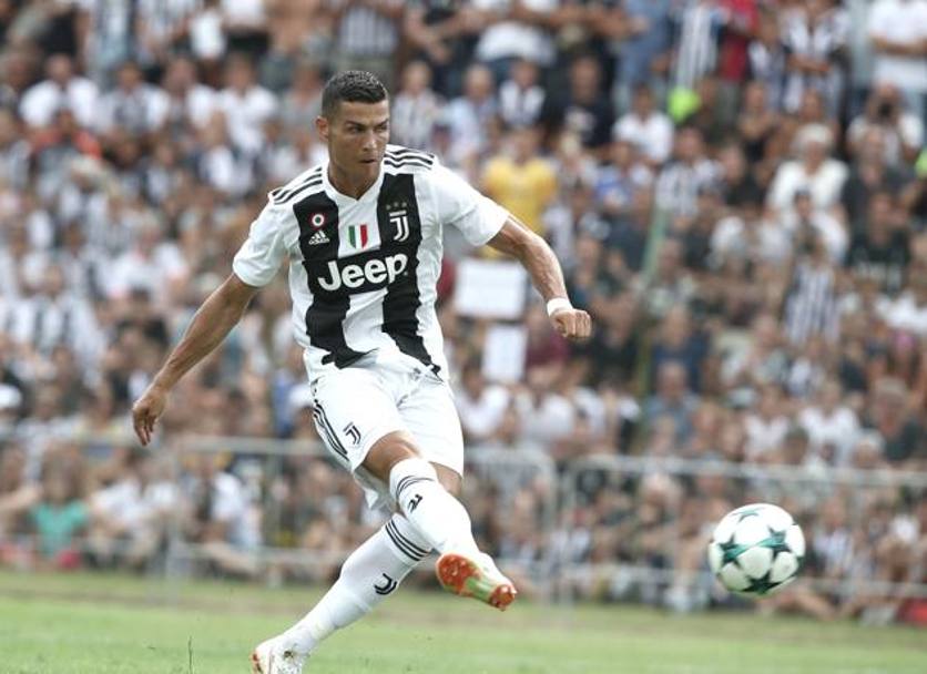 Pronti, via: subito grande occasione per CR7. Che non sbaglia:  1-0 per la Juve. Ed  il primo gol in assoluto per Ronaldo. LAPRESSE